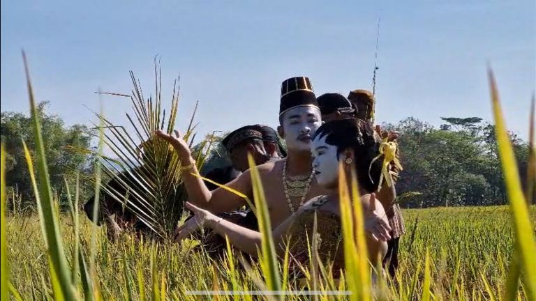 Disbudparpora Ponorogo Apresiasi Tradisi Methik Padi Desa Glinggang