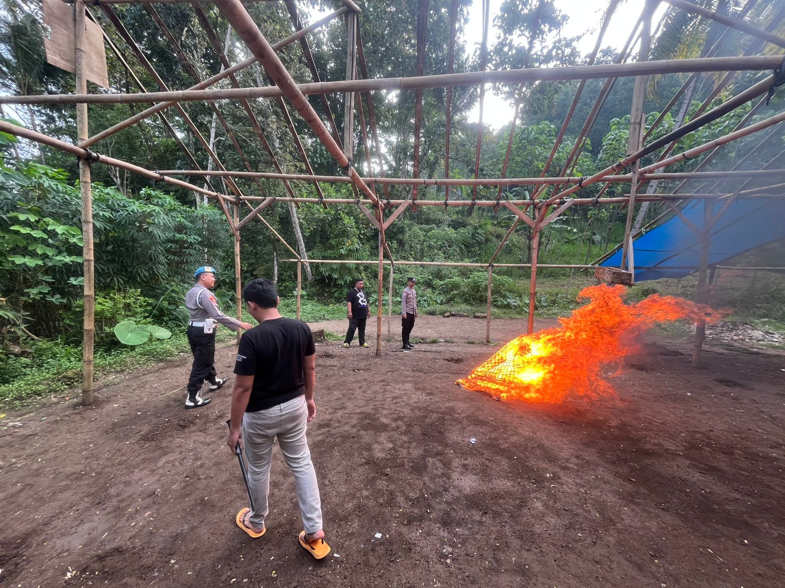 Polisi Bongkar dan Musnahkan Arena Sabung Ayam Gedangan