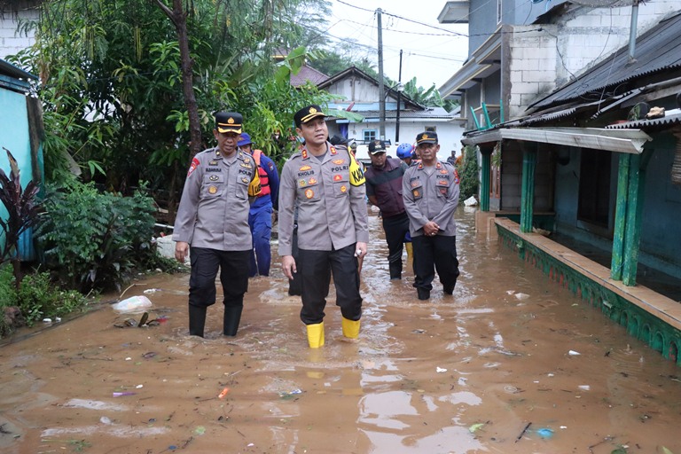 Polres Malang Bersama Tim Gabungan Gerak Cepat Tangani Banjir di Malang Selatan