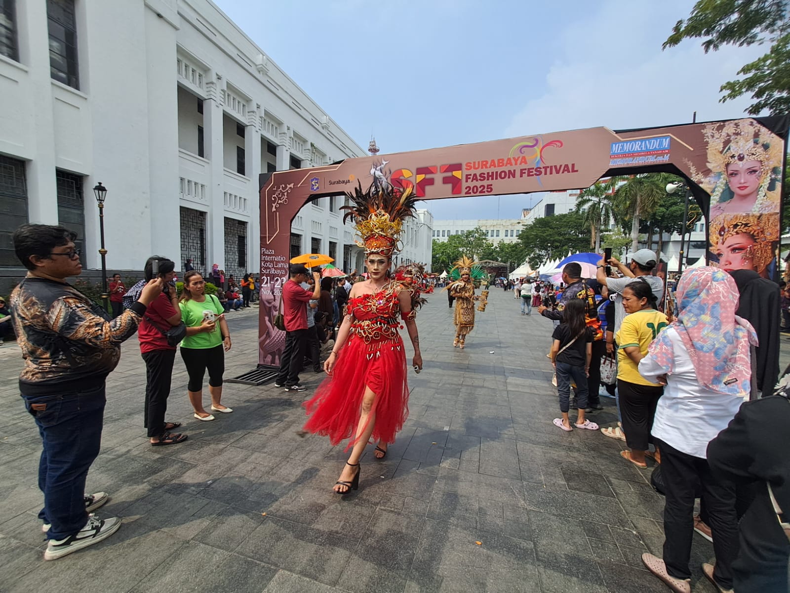 Sosis Jepang Semarakkan Surabaya Fashion Festival dengan Kostum Flora Unik