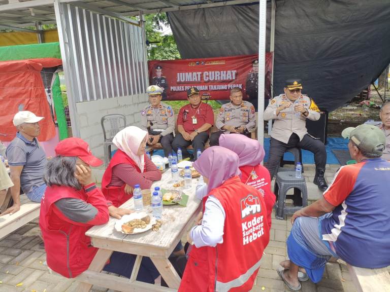 Polres Pelabuhan Tanjung Perak Gelar Jumat Curhat di SWK Suramadu Ajak Warga Jadi Polisi Bagi Diri Sendiri