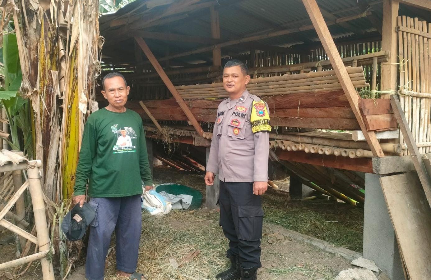 Bhabinkamtibmas Banyuwangi Dukung Program Ketahanan Pangan dengan Pengecekan Kandang Kambing