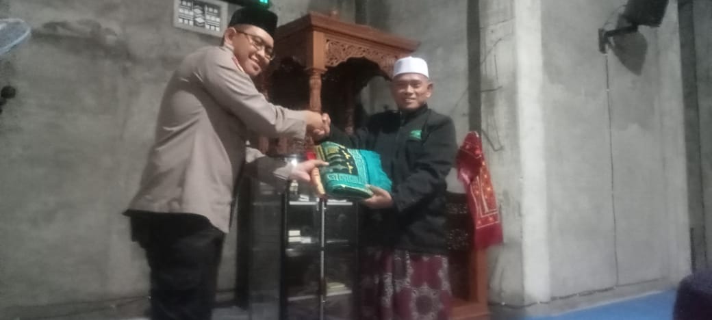 Anggota Polsek Kapas Beri Imbauan Kamtibmas ke Jamaah Tarawih Hingga Beri Al Quran dan Alat Salat