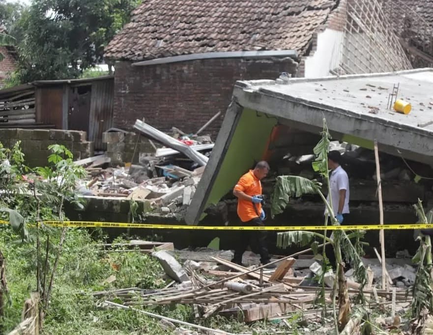 Rumah Anggota Polisi di  Puri Mojokerto Meledak, 2 Orang Meninggal, 4 Rumah Rusak