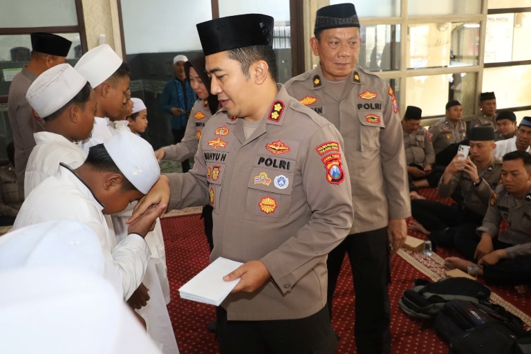 Peringati Maulid Nabi 1447 H, Polres Pelabuhan Tanjung Perak Surabaya Santuni Anak Yatim
