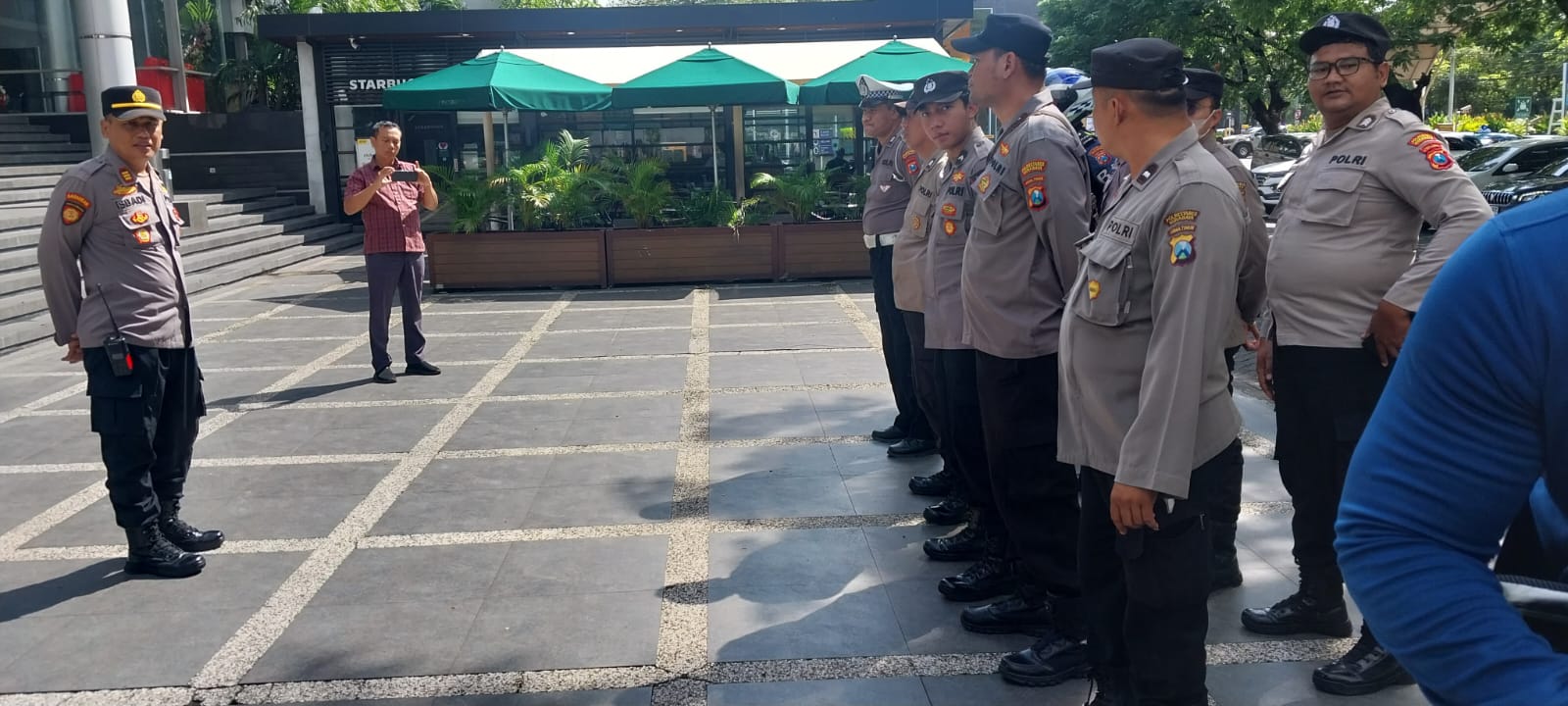 Kapolsek Gayungan Kawal Aksi Buruh FSB Nikeuba Jatim di Halaman Graha Pena 