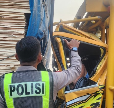 Kecelakaan Maut di Lamongan:  Colt Diesel Hantam Tronton, Sopir Tewas