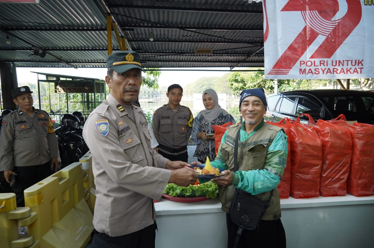 Syukuran HUT Ke-79 Bhayangkara, Polsek Tenggilis Mejoyo Makan Bareng Driver Ojol