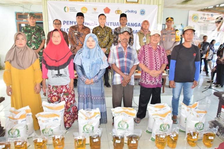 Bupati dan Wabup Lamongan Salurkan Bantuan Pangan CPP 