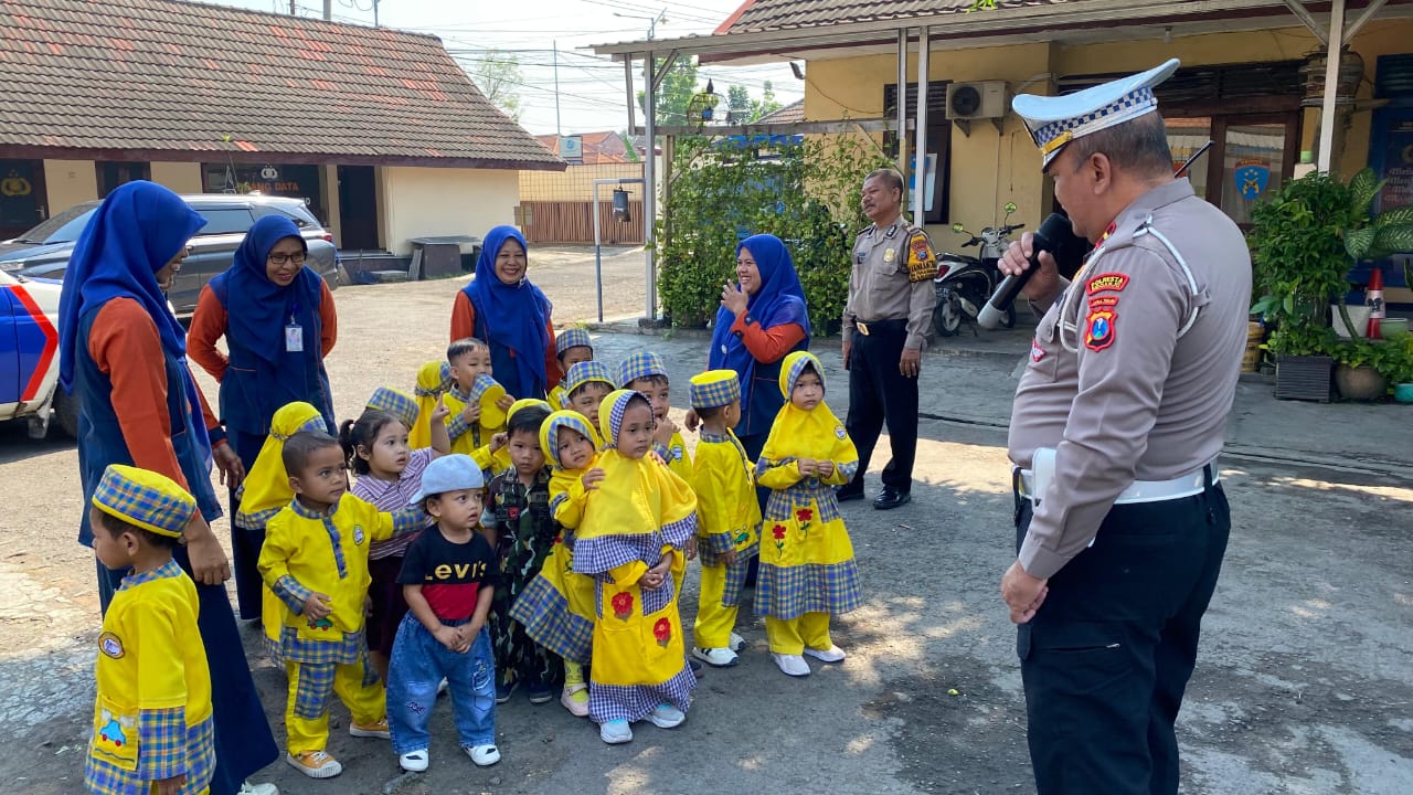 Polisi Ajarkan Tertib Berlalulintas Sejak Dini, Siswa KB-RA Al Ikhlas Belajar di Polsek Balongbendo