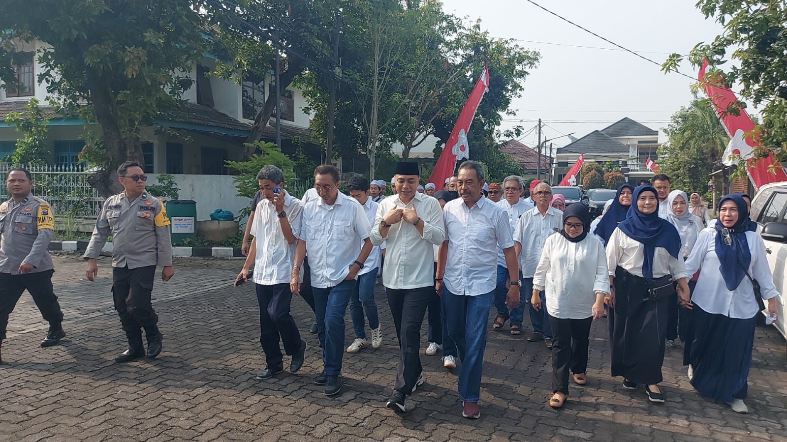 Spesial, Eri Cahyadi Nyoblos di TPS 4 Ketintang Permai bersama Istri dan 2 Anak Diiringi Hadrah