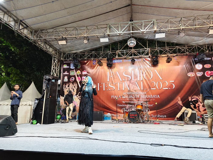 Puncak Kemeriahan, Surabaya Fashion Festival 2025 Ditutup Live Music Band di Kota Lama