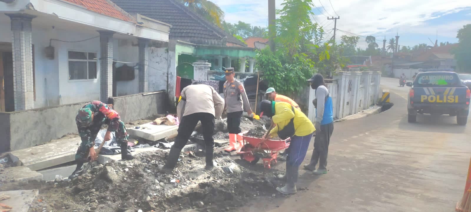 Pascabanjir Lumajang, TNI-Polri Gotong Royong Bersihkan Lokasi di Desa Sumberwuluh