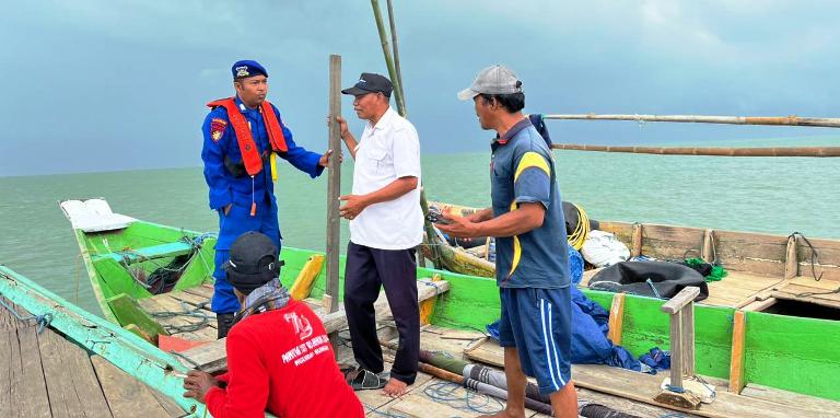 Satpolairud Polres Gresik Bongkar Dua Rumpon di Perairan Utara Cegah Konflik Nelayan