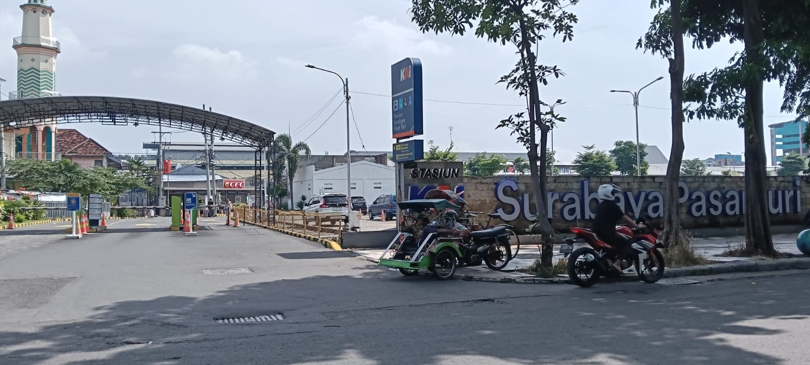 Pengunjung Keluhkan Tarif Parkir Sepeda Motor di Stasiun Pasar Turi Surabaya Kemahalan