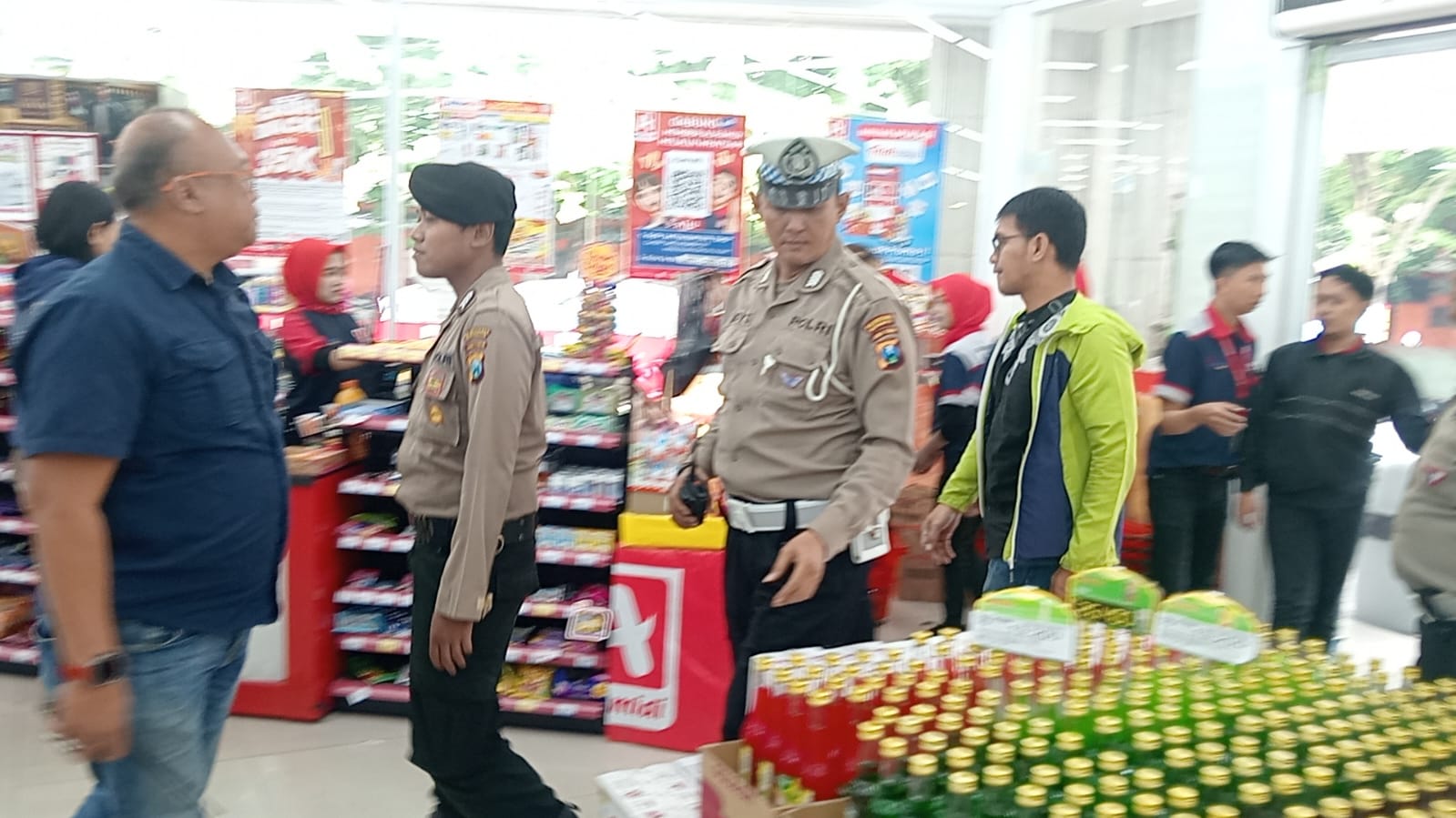 Cegah Kriminalitas, Polsek Sawahan Intensifkan Patroli Dialogis di Minimarket