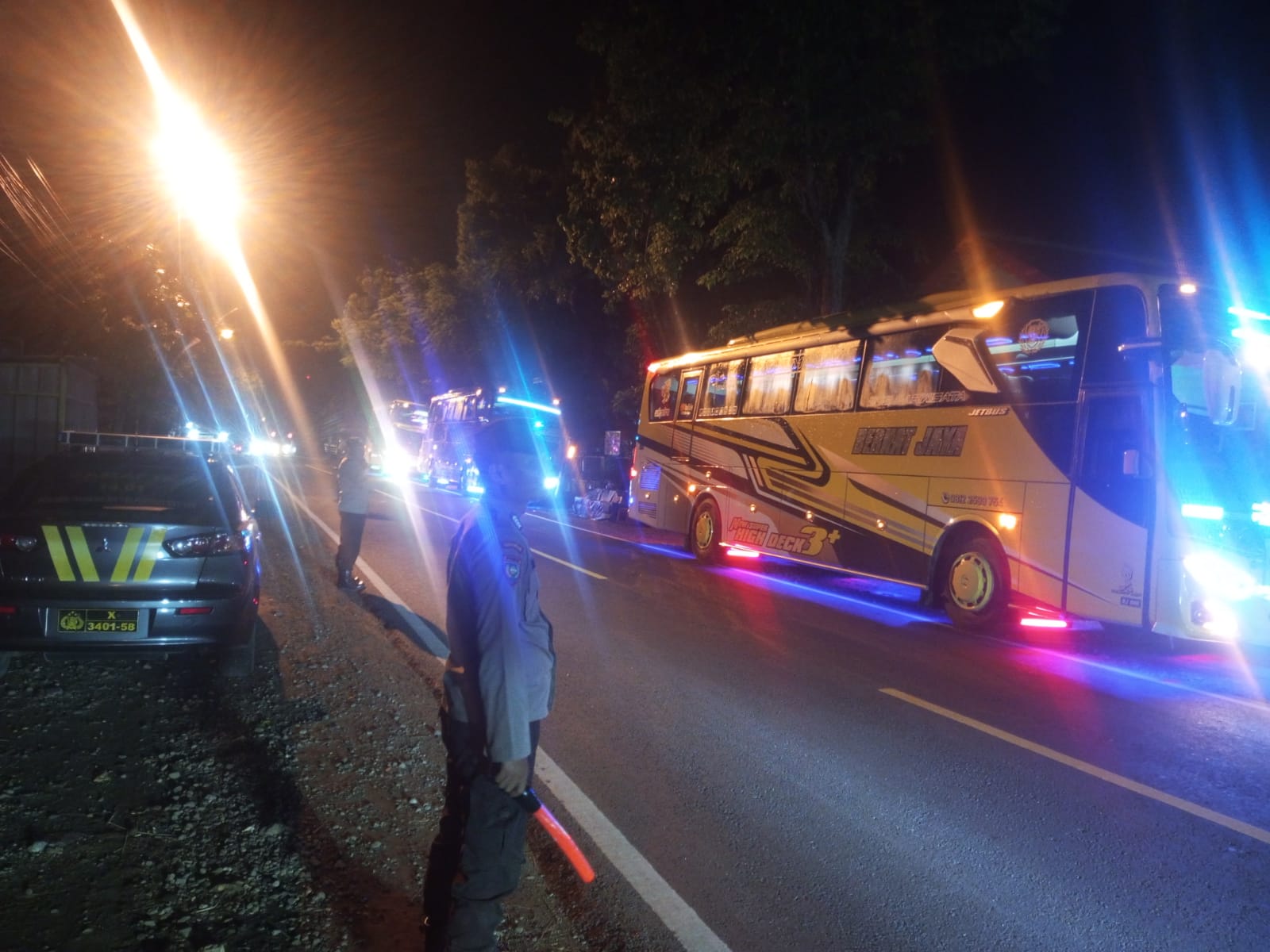 Ciptakan Kelancaran Arus Lalin, Polsek Padangan Pam Pemberangkatan Siswa SMPN 2 Study Tour