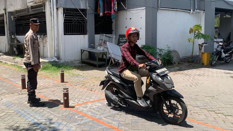 Polsek Rungkut Berikan Arahan dan Pendampingan Pemohon SIM Melalui Program SIM Cak Bhabin