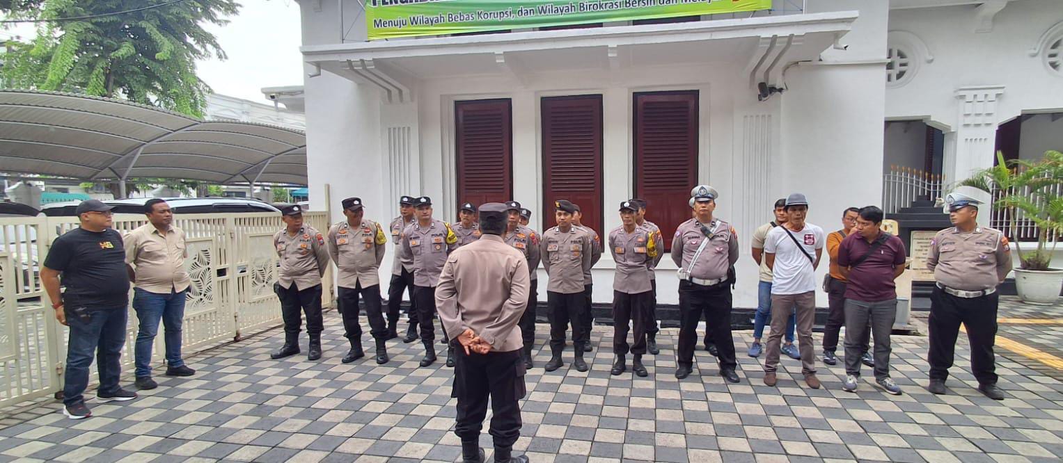 Polsek Sawahan Kawal Aksi Unjuk Rasa FSPMI di PN Surabaya Berjalan Lancar, Personel Gabungan Dikerahkan