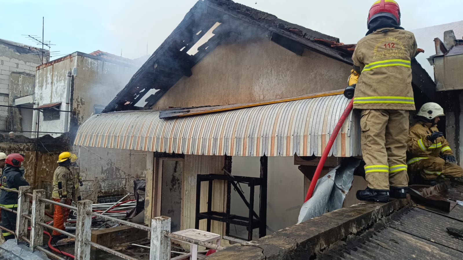 Gegara Korsleting, Rumah Dua Lantai di Petemon Surabaya Hangus Terbakar