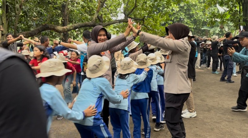 Polwan Sidoarjo Edukasi Bijak Penggunaan Gadget di Kampung Lali Gadget