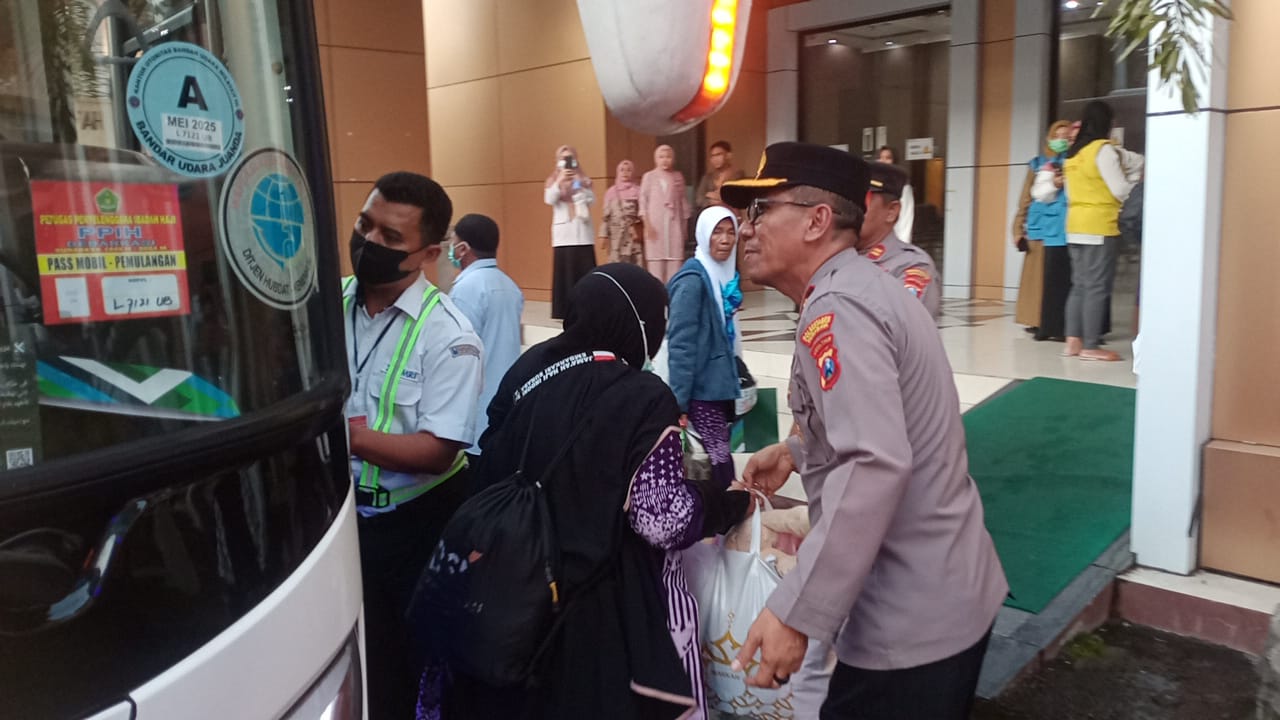 Kapolsek Sukolilo Pimpin Pengamanan Kedatangan Jemaah Haji Kloter Terakhir di Asrama Haji Sukolilo