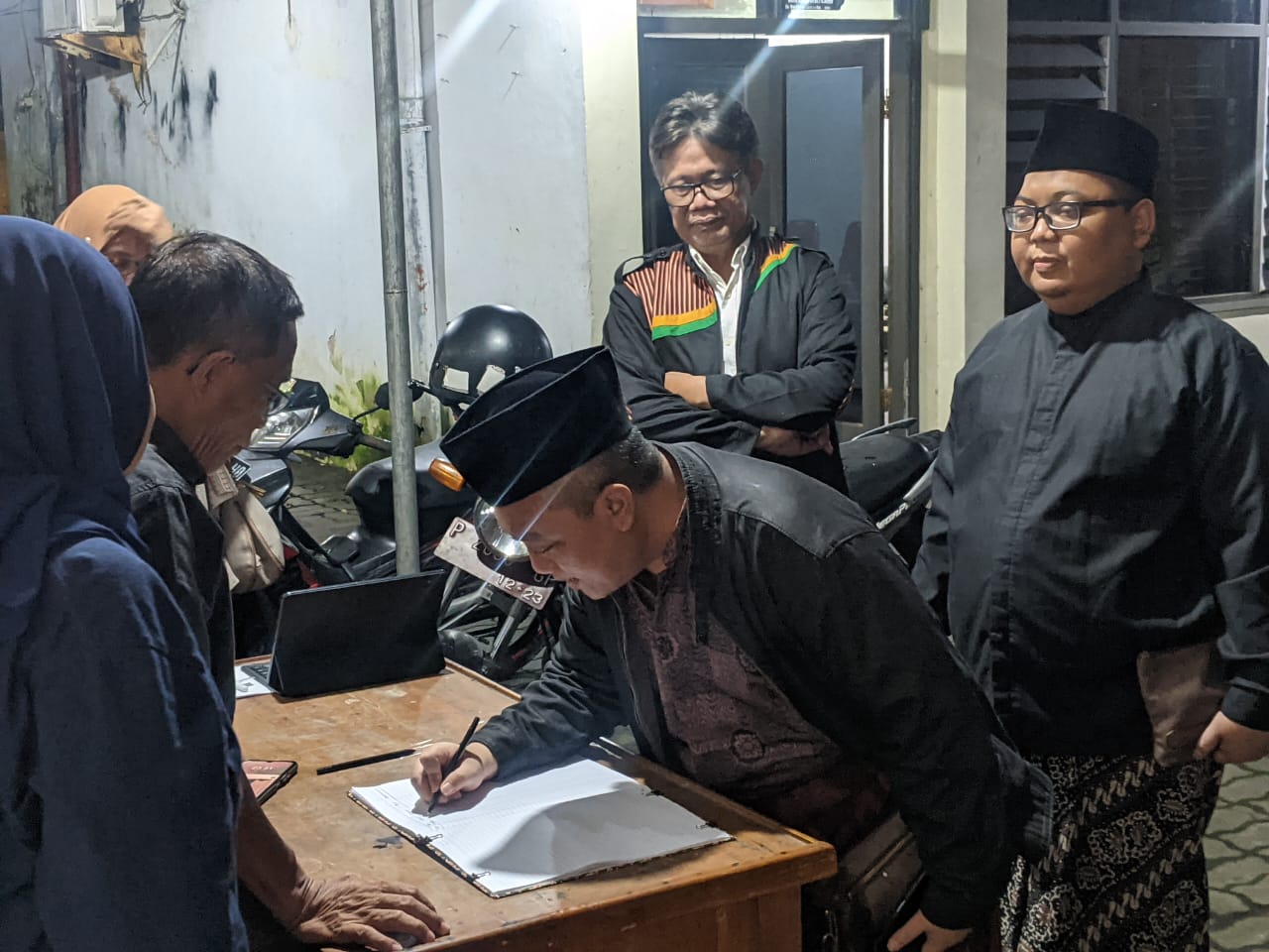 Bapaslon Perseorangan, Pasangan M. Jaddin Wajads dan Arismaya Parahita Tengah Malam Datangi KPU Jember