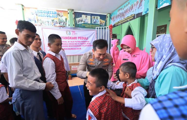 Sambut HKGB Ke-73, Bhayangkari Bojonegoro Gelar Bakti Sosial di SLB Putra Harapan
