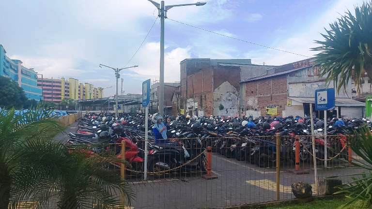 Mahalnya Parkir di Stasiun Pasar Turi, Ini Kata Manager Daop 8 Surabaya