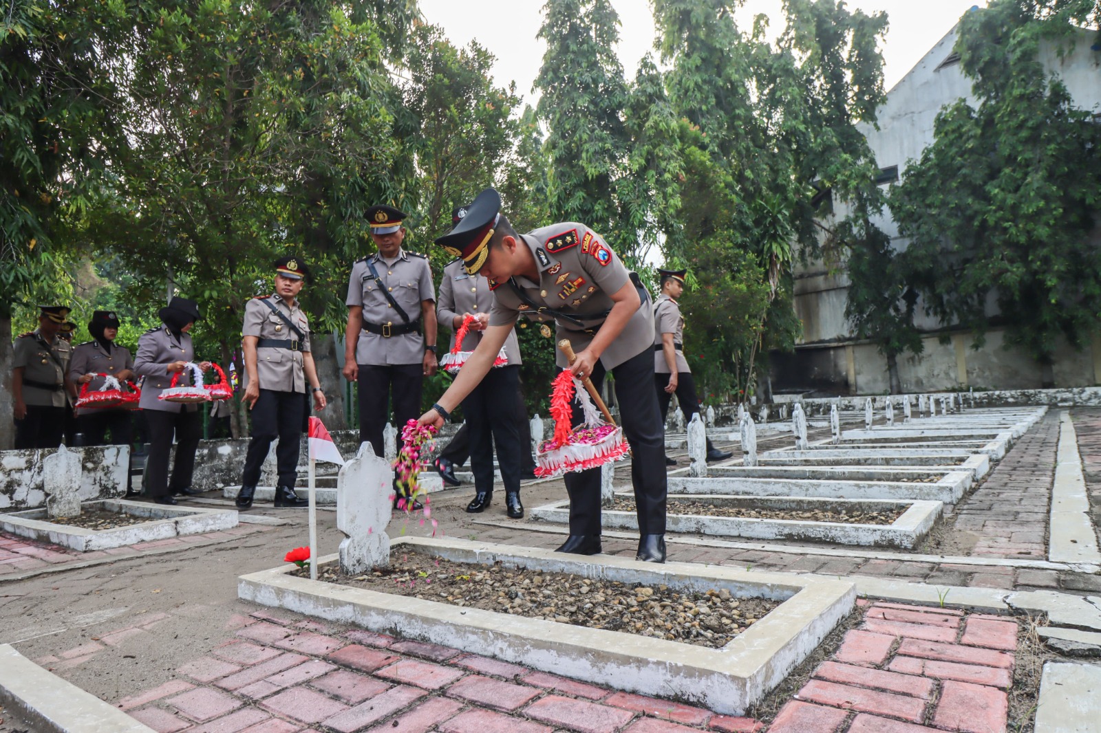 Jelang Hari Bhayangkara Ke-78, Kapolres Bojonegoro Pimpin Ziarah ke Taman Makam Pahlawan