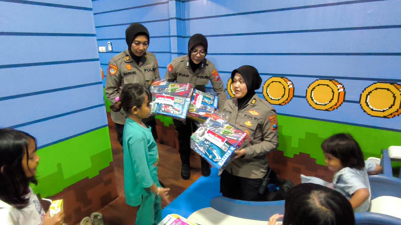 Sapa Humanis Polwan Bikin Suasana Beda di Purabaya