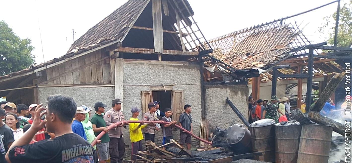 Polisi Ngawi Sigap Bantu Evakuasi Kebakaran Rumah Warga di Mantingan