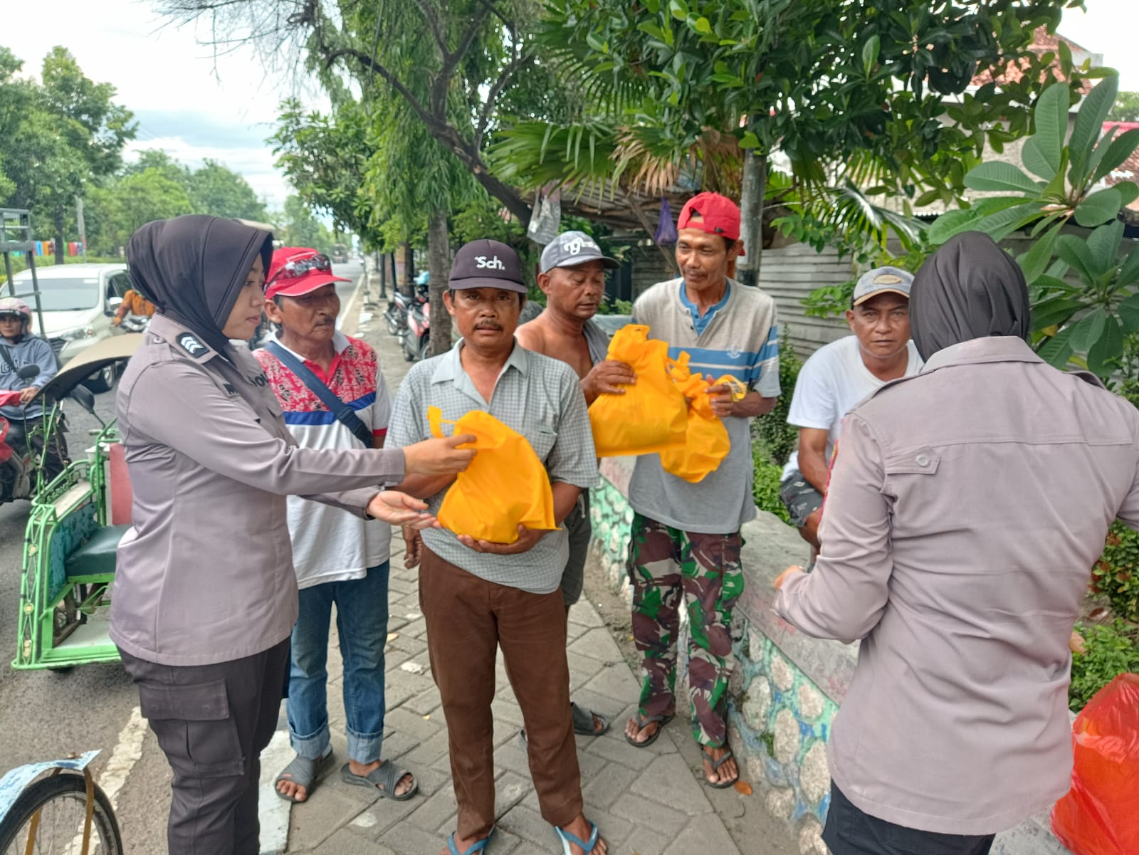 Satresnarkoba Bojonegoro Rutin Bagikan Sembako ke Warga Setiap Jumat