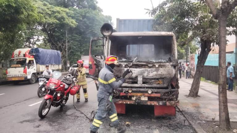 Truk Kontainer Terbakar di Perak Timur