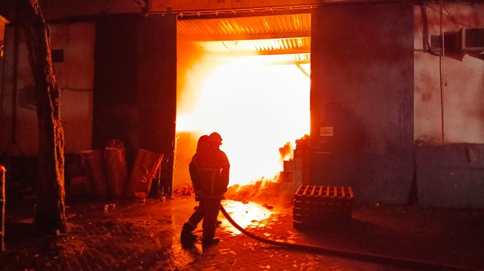 Kebakaran Pabrik Selotip di Margomulyo Surabaya, 10 Jam Api Pokok Baru Padam