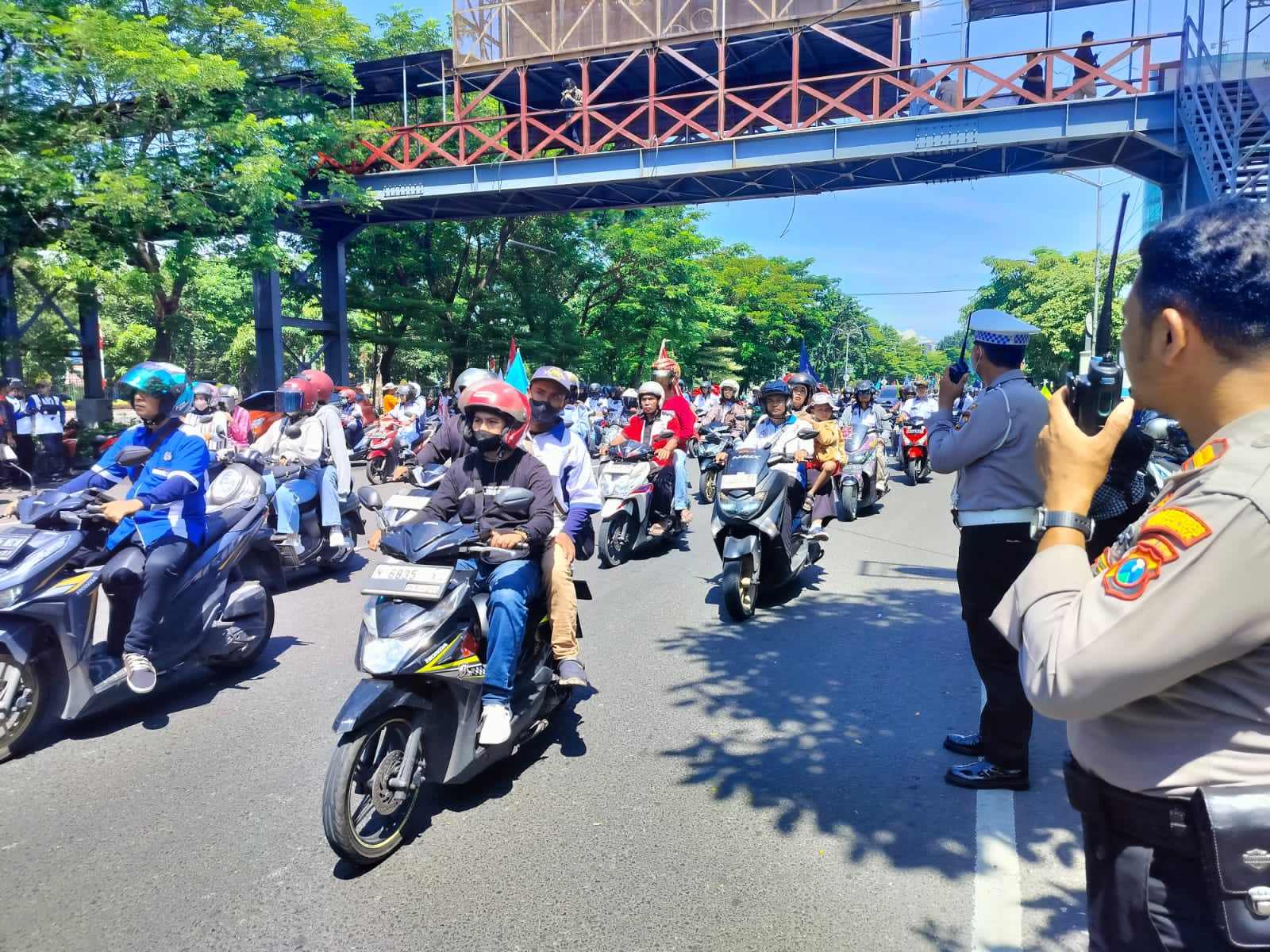 Kapolsek Gayungan Pimpin Pengamanan May Day di Pos Bunderan Waru Batas Kota Surabaya