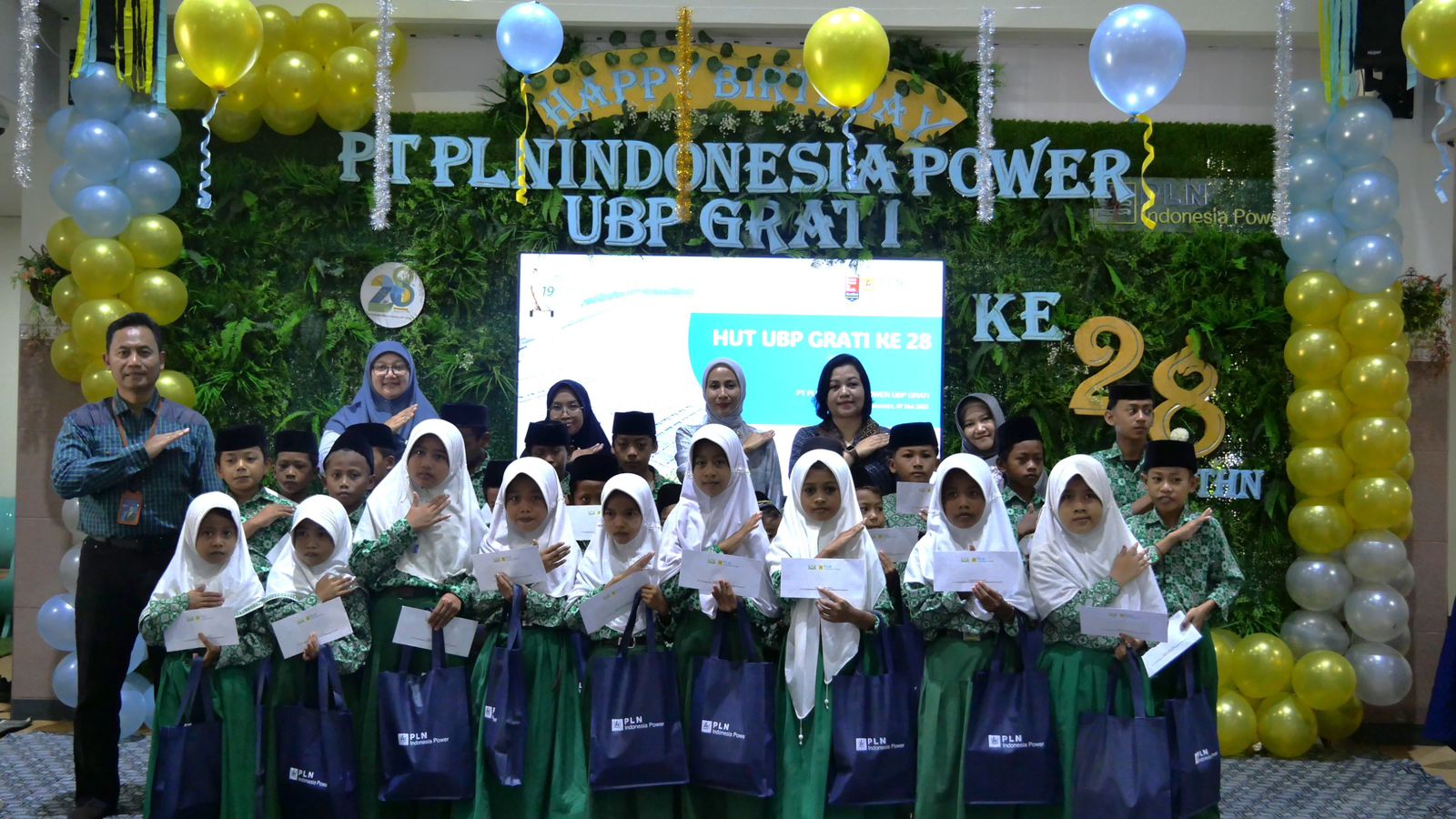 Berbagi Kebahagiaan, PLN Indonesia Power UBP Grati Santuni 100 Anak Yatim dan Dhuafa