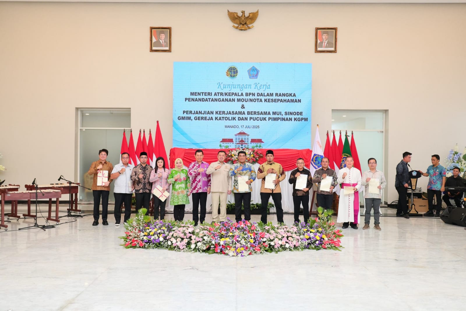 Serahkan Sertipikat di Sulut, Menteri Nusron Komitmen Tuntaskan PR Bidang Pertanahan