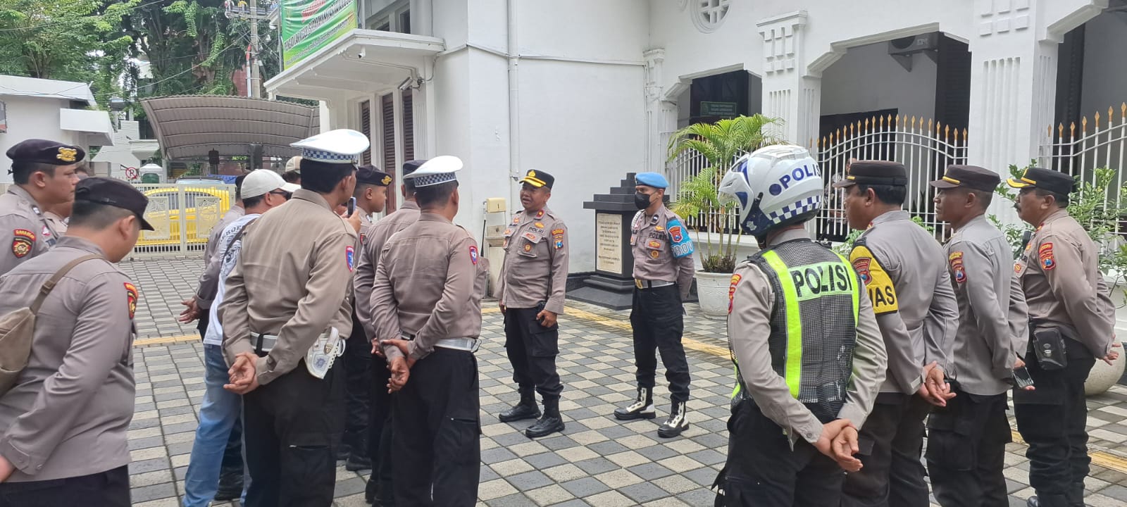 Polsek Sawahan Gelar Apel Pengamanan Aksi Unjuk Rasa di PN Surabaya