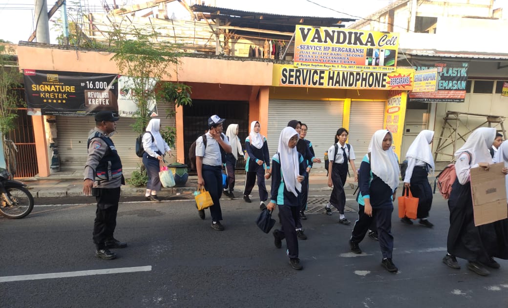 Bhabinkamtibmas Polsek Tandes Sigap Bantu Siswa SMPN 26 Menyeberang Jalan