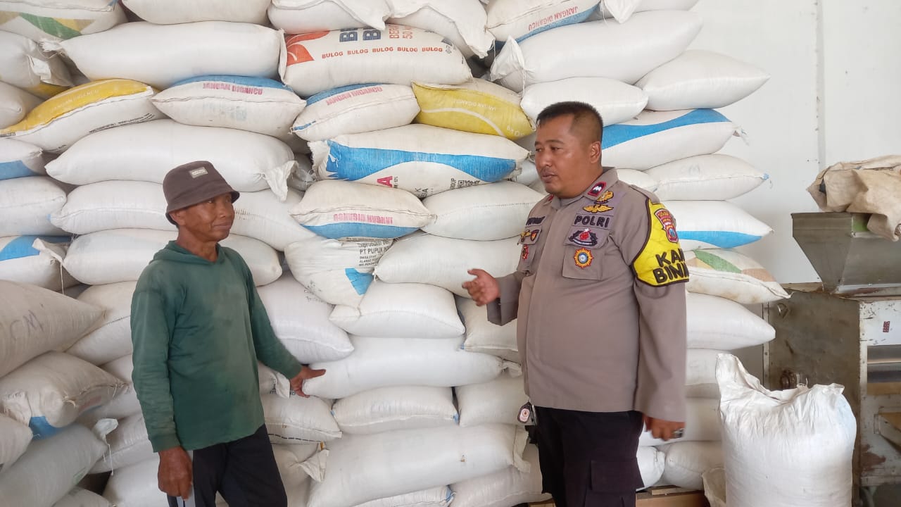 Tinjau Gudang, Polisi RW Tempurejo Pastikan Stabilitas Harga dan Kesejahteraan Petani Jagung