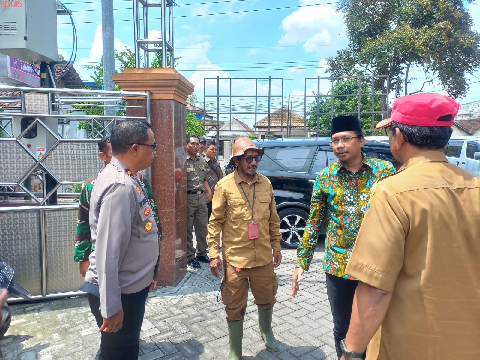 Kapolsek Tanggulangin Hadiri Distribusi Bansos Dampak Banjir