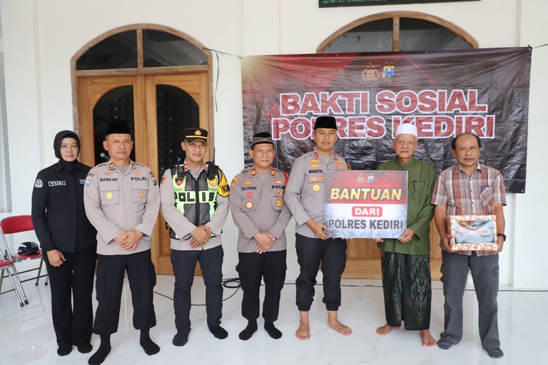 Polres Kediri Serahkan Bantuan Sumur Bor untuk Masjid Al Huda Gurah