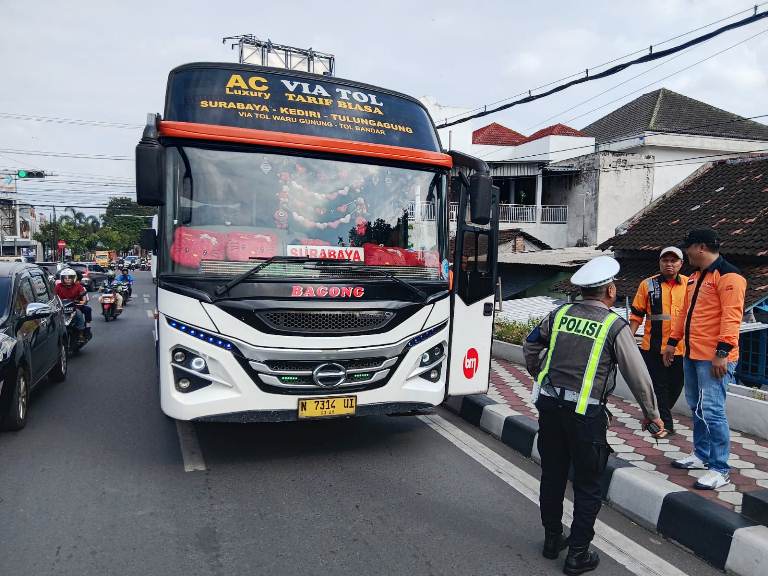 Satlantas Polres Kediri Kota Tindak Dua Bus Pelanggar Marka Lurus