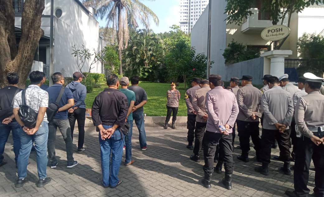 Polsek Dukuh Pakis Kawal Aksi Unjuk Rasa Buruh di Darmo Hill