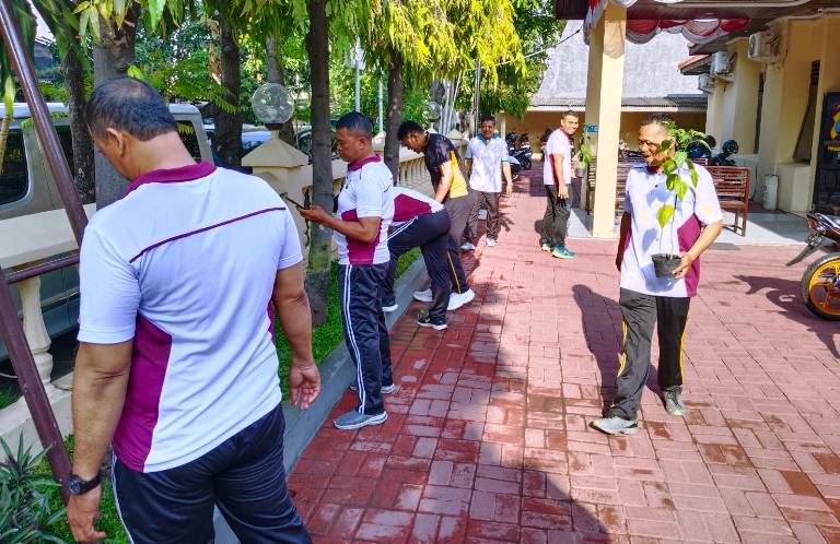 Polsek Wonocolo Awali Jumat dengan Olahraga dan Kerja Bakti, Jaga Kebugaran dan Lingkungan