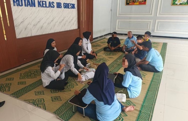 Warga Binaan Rutan Gresik Dilatih Membuat Damar Kurung untuk Lestarikan Budaya Lokal