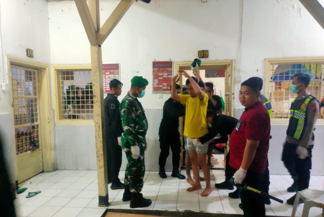 Lapas Bojonegoro Gelar Razia Gabungan Bersama TNI dan Polri, Pastikan Blok Hunian Bersih dari Barang Terlarang