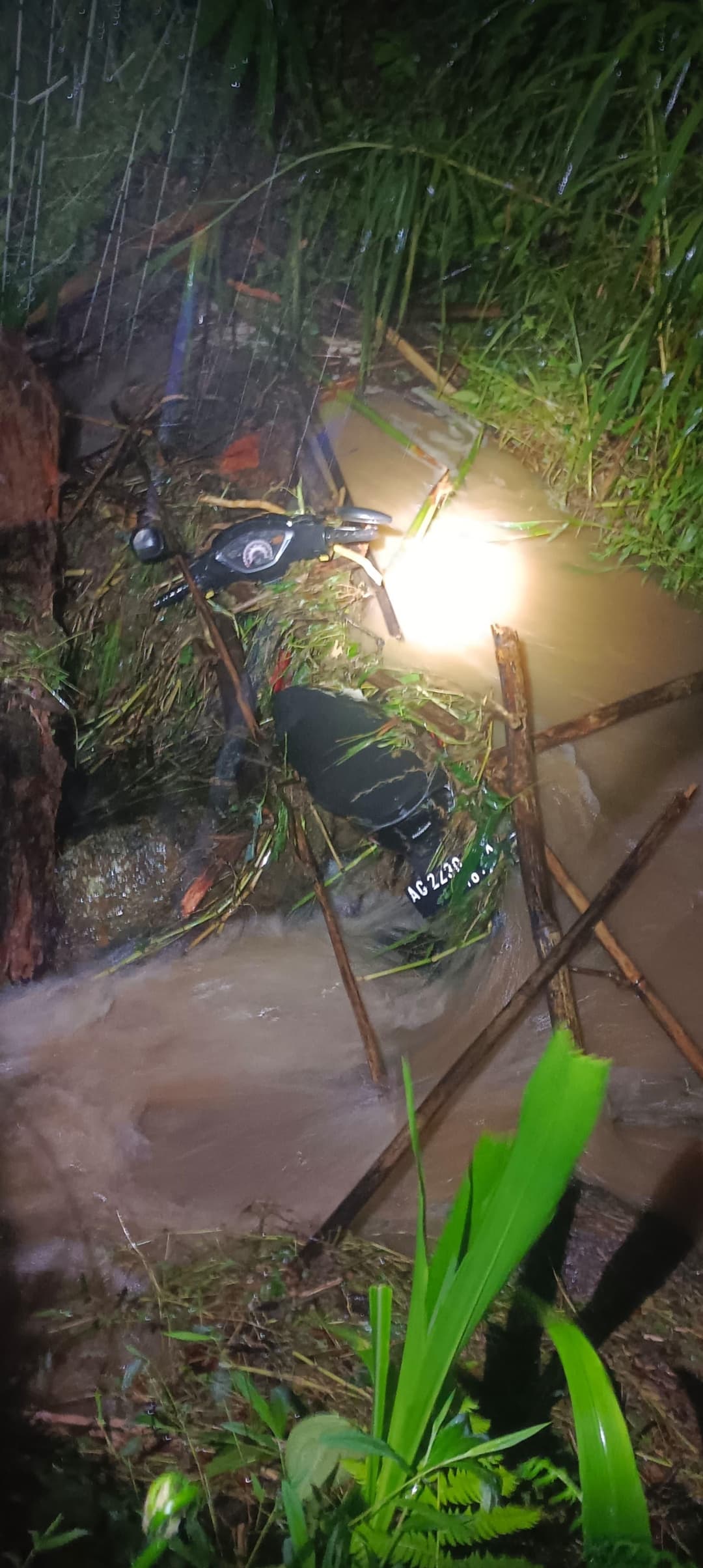 Ibu dan Anak Diduga Hanyut di Pagerwojo, Pencarian Masih Terus Dilakukan