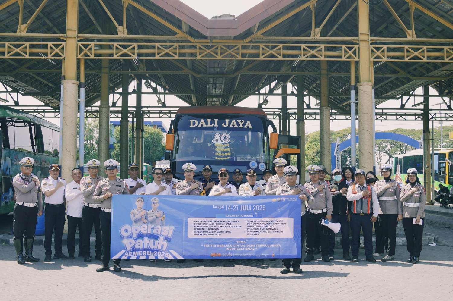Polres Gresik Gelar Rampcheck di Terminal Bunder, 2 Bus Ditilang